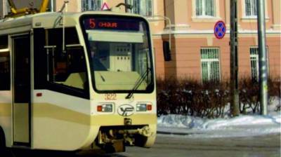 Трамвайные пути затопило водой в морозный день в Томске
