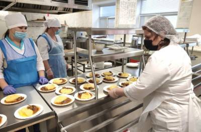 Низкие цены от нового поставщика школьных обедов насторожили главу департамента образования