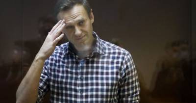 Суд Москвы оставил приговор Навальному почти без изменений: оппозиционера отправляют в колонию на 2,5 года