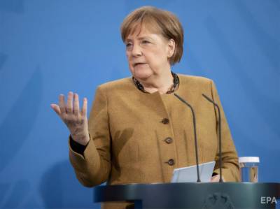 "Отреагировала, как типичная бабушка, забывшая очки". Меркель забыла надеть маску после выступления