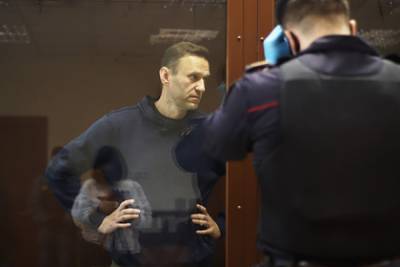 Навальный в российском суде: Будет лучше, если вы отпустите меня и мира
