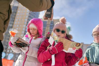 Ученикам школы в Петербурге за победу в соревнованиях подарили по буханке хлеба