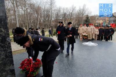 Участники военного сбора ВМФ возложили цветы к памятникам Воину-освободителю и Герою Советского Союза Магомеду Гаджиеву