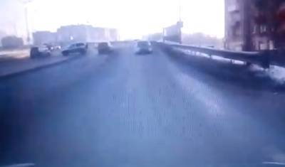 В Тюмени на мосту по улице Мориса Тореза в ДТП развернуло два автомобиля