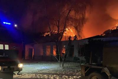 Масштабный пожар на производстве на Харьковщине тушили почти всю ночь: фото, видео