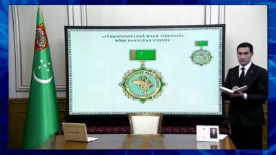 Вице-премьер Сердар Бердымухамедов показал отцу медали для алабаев и доложил о скором открытии теплицы