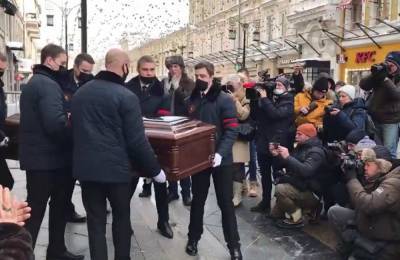 Вдова Андрея Мягкова не явилась на похороны мужа