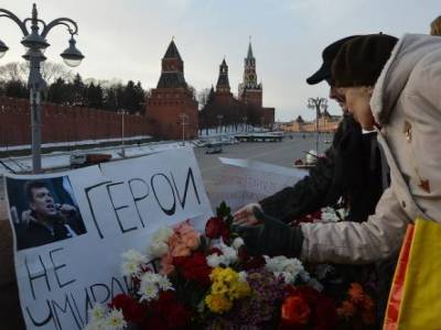 К мемориалу на месте убийства Немцова запретили возлагать цветы
