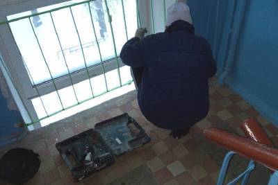 В многоквартирном доме в Серпухове восстановили оконные ограждения