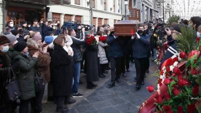 Видео: гроб с телом Андрея Мягкова вынесли из МХТ имени Чехова под аплодисменты
