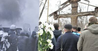 В Киеве состоялась панихида по Небесной сотней, люди несут цветы (ФОТО, ВИДЕО)