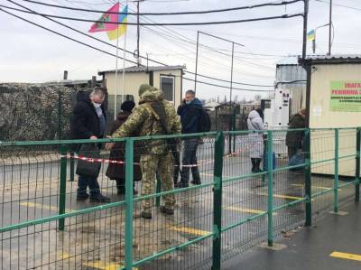 Оккупанты продолжают блокировать большинство КПВВ на востоке Украины