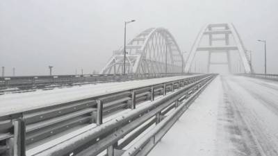 Военные ЧФ эвакуируют занесённые снегом автомобили на трассе в Крыму
