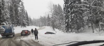 Трасса в формате "жесть": водитель "паркетника" вылетел в кювет на дороге в Карелии (ФОТО)