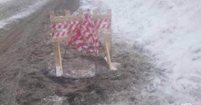 Мальчик провалился в двухметровую яму на дороге в Южно-Сахалинске