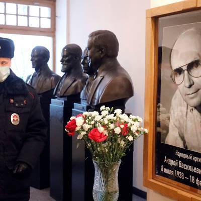 Андрея Мягкова похоронили на Троекуровском кладбище в Москве
