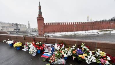 В Москве полиция патрулирует мост, на котором убили Немцова