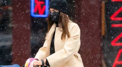 Снежная погода не мешает Ирине Шейк ходить по улице в кремовом тотал-луке