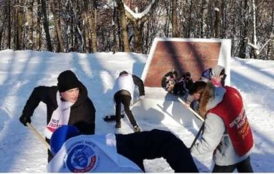 В Смоленске волонтеры расчистили от снега мемориал
