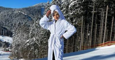 В банном халате: жена футболиста Зинченко покаталась на лыжах в Буковеле (видео)