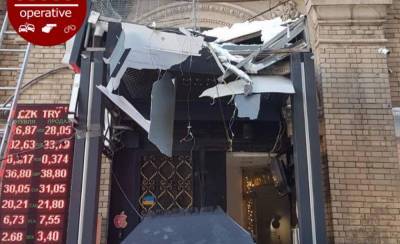 В Киеве сосулька проломила козырек магазина