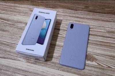 В России появился супердешевый смартфон Samsung с огромной батареей. Видео