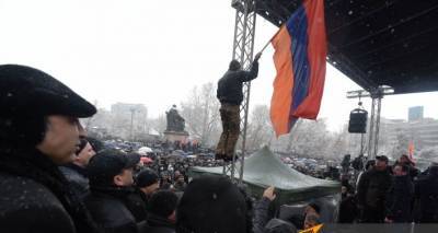 Экс-министр обороны Армении призвал армию присоединиться к народным акциям протеста