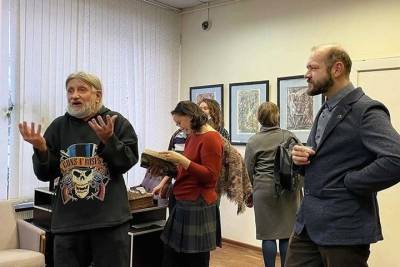 Выставка эстампов открылась в библиотеке на Конной в Пскове