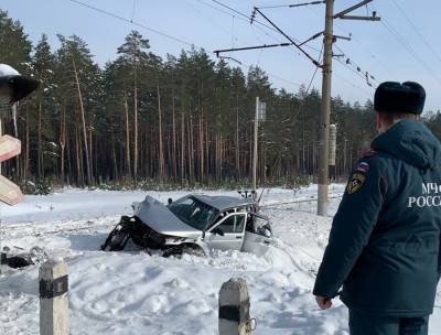 Три человека погибли после столкновения поезда и машины в Брянской области
