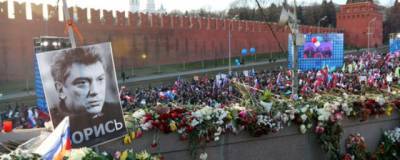 Полиция запретила возлагать цветы на месте убийства Бориса Немцова