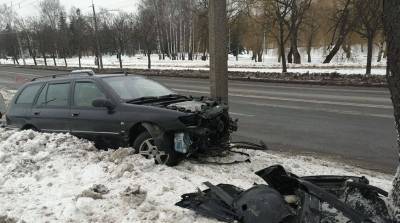 В Минске водитель легковушки сначала врезался в дерево, а затем - в осветительную мачту