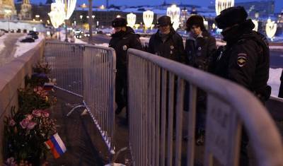 Восемь человек задержали у мемориала Немцова