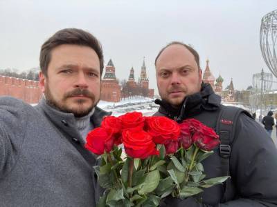 "Он памятник себе воздвиг нерукотворный": Яшин и Кара-Мурза возложили цветы на Немцов мост