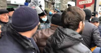 Стычка в центре Еревана: в ходе шествия оппозиции произошел инцидент – видео
