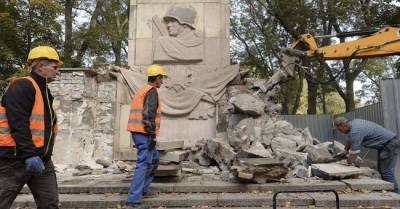 «На снос памятников советским воинам в Европе пора реагировать жестко»