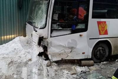 Три человека пострадали в ДТП с грузовиком и автобусом в подмосковных Химках
