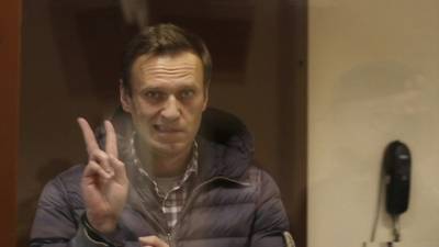 В суде Навальный делился рецептами и читал интервью жены