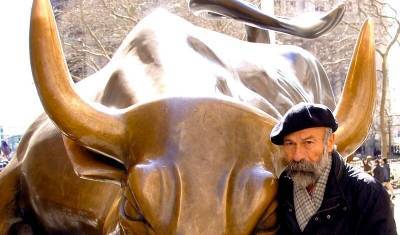 Умер автор скульптуры атакующего быка с Уолл-стрит