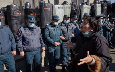В Армении возобновились протесты против Пашиняна