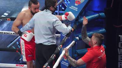 Боксер поругался с секундантом после поражения на турнире РЕН ТВ