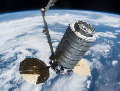 Корабль Cygnus в ожидании стыковки с МКС