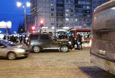 Водитель внедорожника сбил человека на переходе в Петербурге