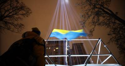 В Киеве провели акцию памяти героев Небесной сотни и зажгли "лучи достоинства" (ФОТО)