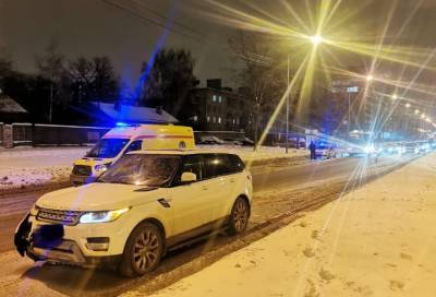 Мужчина погиб под колёсами «Рейндж Ровера» в Калининском районе Петербурга
