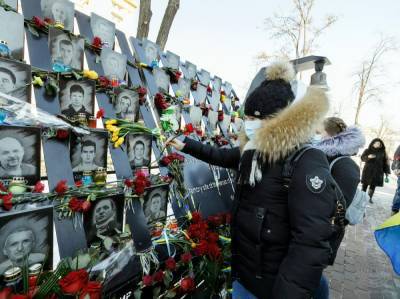 В Киеве зажгли Лучи достоинства в честь погибших героев Небесной сотни. Видео