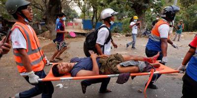 В Мьянме продолжаются протесты: полиция применила слезоточивый газ и оружие, есть погибшие — фото
