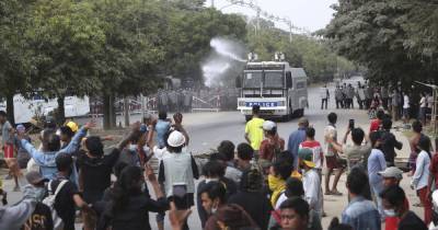 Полилась кровь: в Мьянме от пуль силовиков погибли двое митингующих, есть десятки раненых