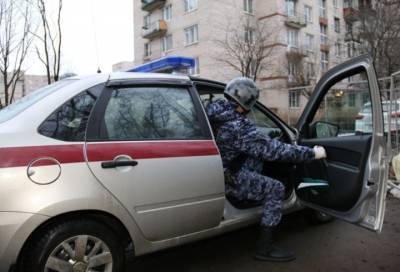 Петербуржцу пришлось выпрыгнуть из окна, спасаясь от вломившихся в его квартиру людей