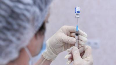 Посол РФ в США сделал первую прививку вакцины от коронавируса Moderna