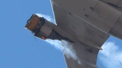 У "Боинга", летевшего на Гавайи, в полете взорвался двигатель. Видео